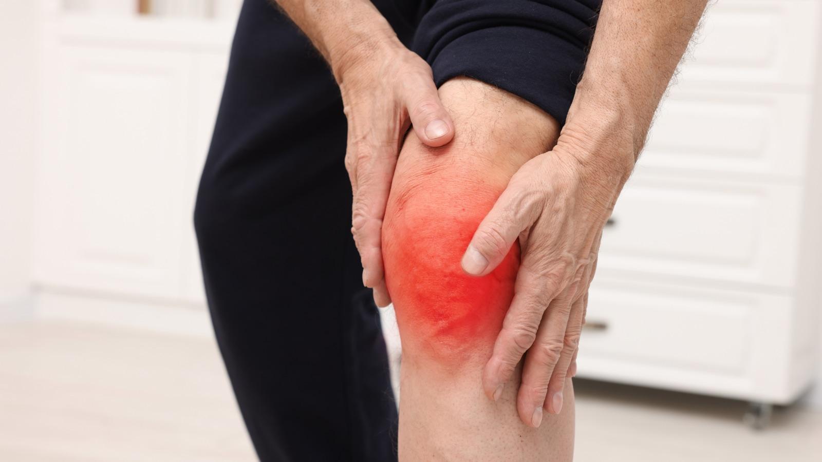 Persona sosteniéndose la rodilla con dolor